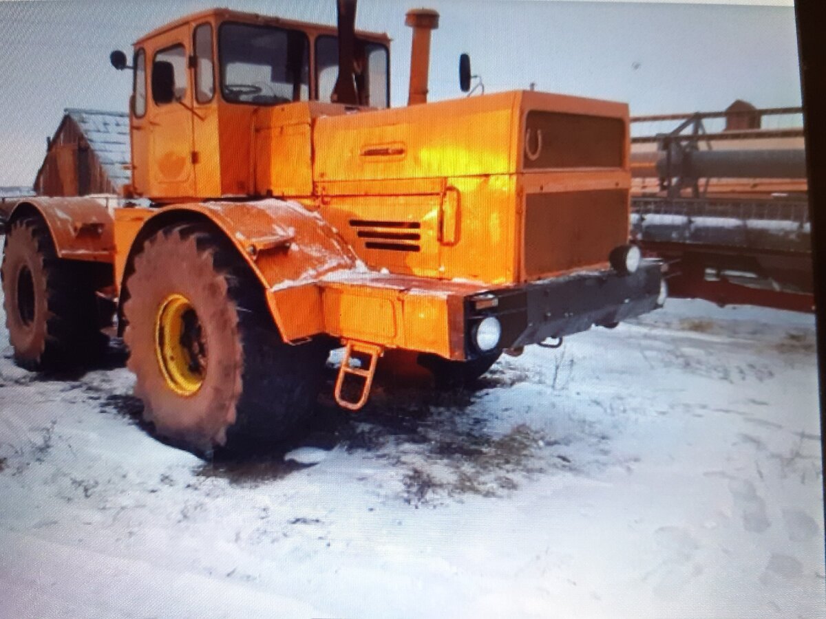 Вот это советские колесные тракторы повышенной проходимости, относящихся к категории общего назначения. Модель имела 5 тяговый класс. Предназначался данный трактор для выполнения в агрегате с прицепными, полунавесным и навесным широкозахватными устройства различных мелиоративных активных исельскохозяйственных посев, рыхление почвы, вспашка дискования, ощущение стерни, коллективизация и снегозадержания работ.