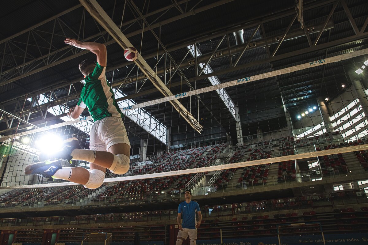 Среди игровых видов спорта особое место занимает волейбол. Для занятий волейболом необходима специальная экипировка.