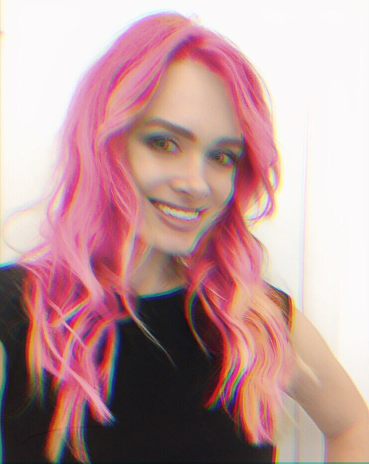 Я поднимаю себе настроение, меняя внешность каждый день по фотографиям. Мне особенно понравились фильтры PicsArt, благодаря которым можно разнообразить ленту и сториз соц сетей.  