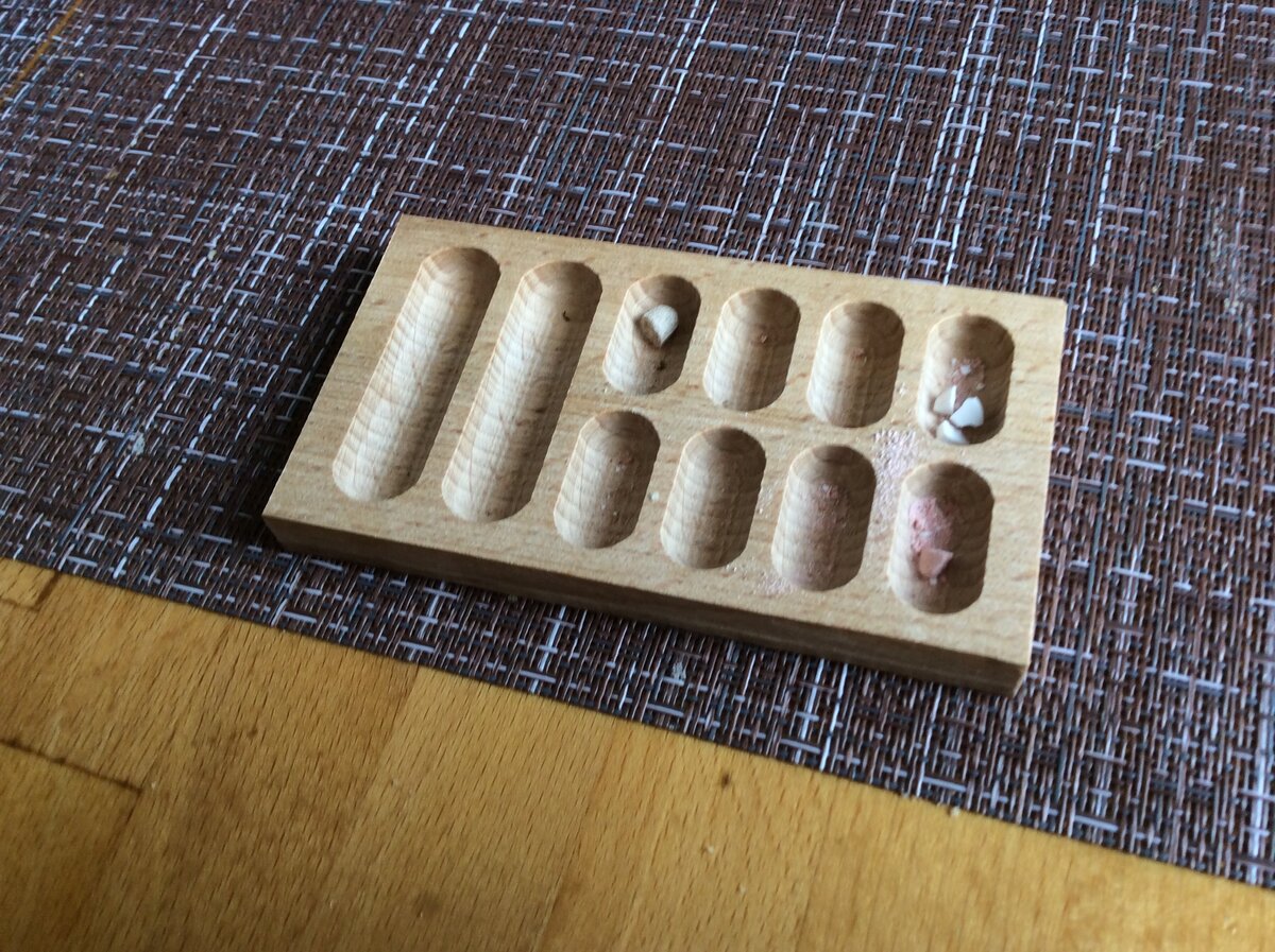 Лекарства для собачки в диспенсере из бука, уже дозированные и готовые для растворения в воде, для последующего скармливания собаке.