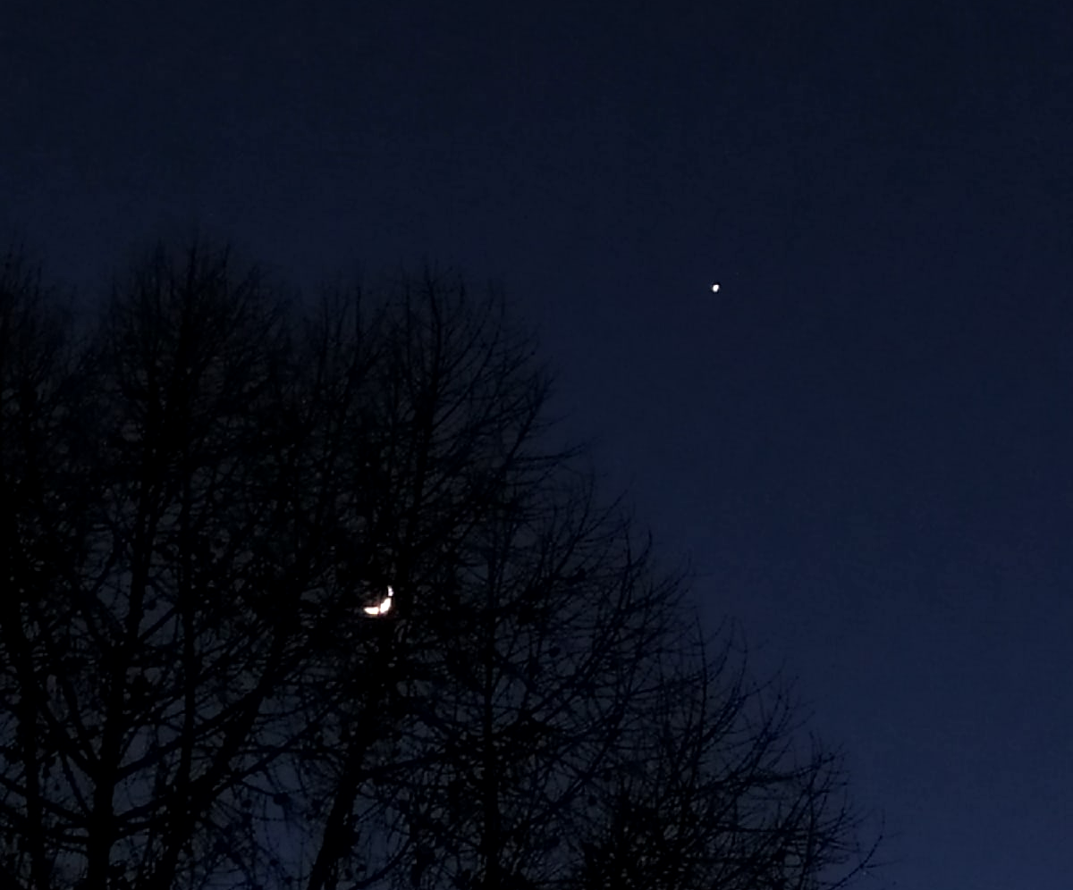 Луна и Венера на вечернем небе. Авторское фото.