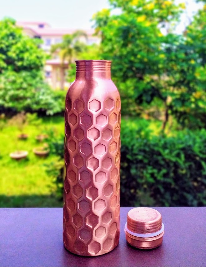 Медный кувшин для настаивания воды можно приобрести через интернет, либо в специализированных магазинах. Мы его приобрели на базаре в Индии за 300 рублей. Бонус этого кувшина в том, что он выглядит очень стильно, и его можно брать с собой в дорогу.