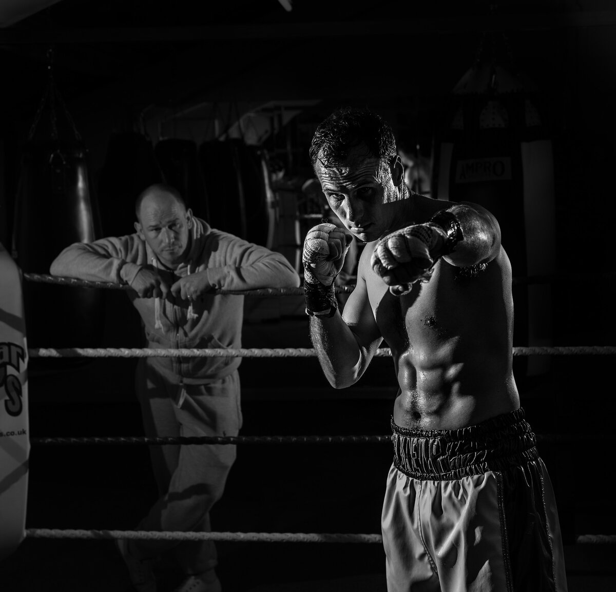 https://pixabay.com/photos/boxing-boxer-fitness-sport-fight-1842466/