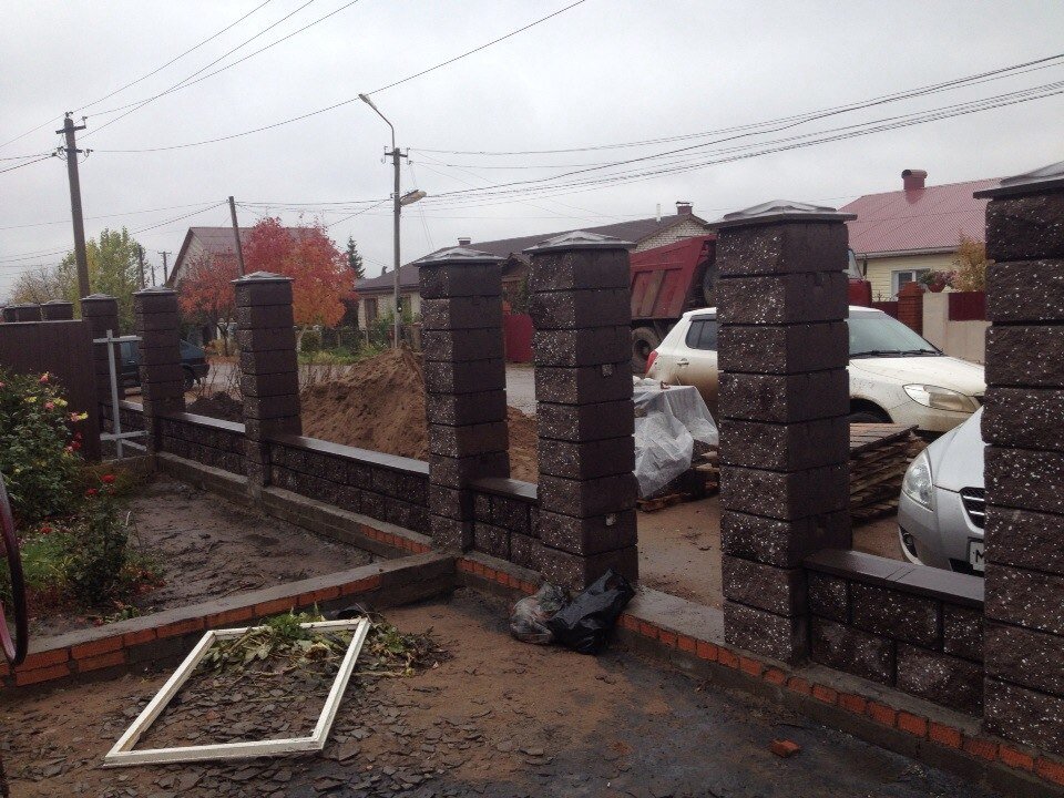 Забор из Бессер блоков шоколадного цвета с мраморной крошкой.