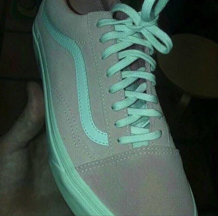 Кроссовок розового цвета