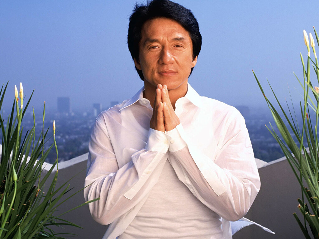 Знаменитый актер Джеки Чан сообщил, что заплатит 1 млн юаней (чуть более 9 млн рублей) человеку, который изобретет лекарство от коронавируса. Звезда надеется, что такое вознаграждение ускорит появление препарата.Джеки Чан написал на своей странице в социальной сети Weibo, что «готов на все» в борьбе с коронавирусом. Актер пообещал вознаграждение любому ученому или группе специалистов вне зависимости от того, в какой стране они ведут исследования. Актер надеется, что его «наивная» идея выплатить премию в 1 млн юаней тому, кто разработает эффективное лекарство против коронавируса нового типа, независимо от того, кто это сделает, отдельный специалист или организация, поможет делу. 
«Пожалуйста, поймите меня. Это не много денег. Я не хочу видеть пустые улицы, которые должны были быть процветающими. Я не хочу видеть грустных людей, которым следовало бы наслаждаться жизнью. Я хочу, чтобы граждане Китая уверенно шагали вперед!» — добавил Джеки Чан.