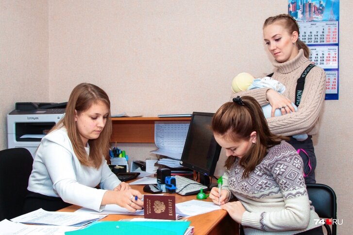 Мамы, которые приходят переоформлять пособия, с удивлением узнают, что выплата больше не положена. Но так ли это?