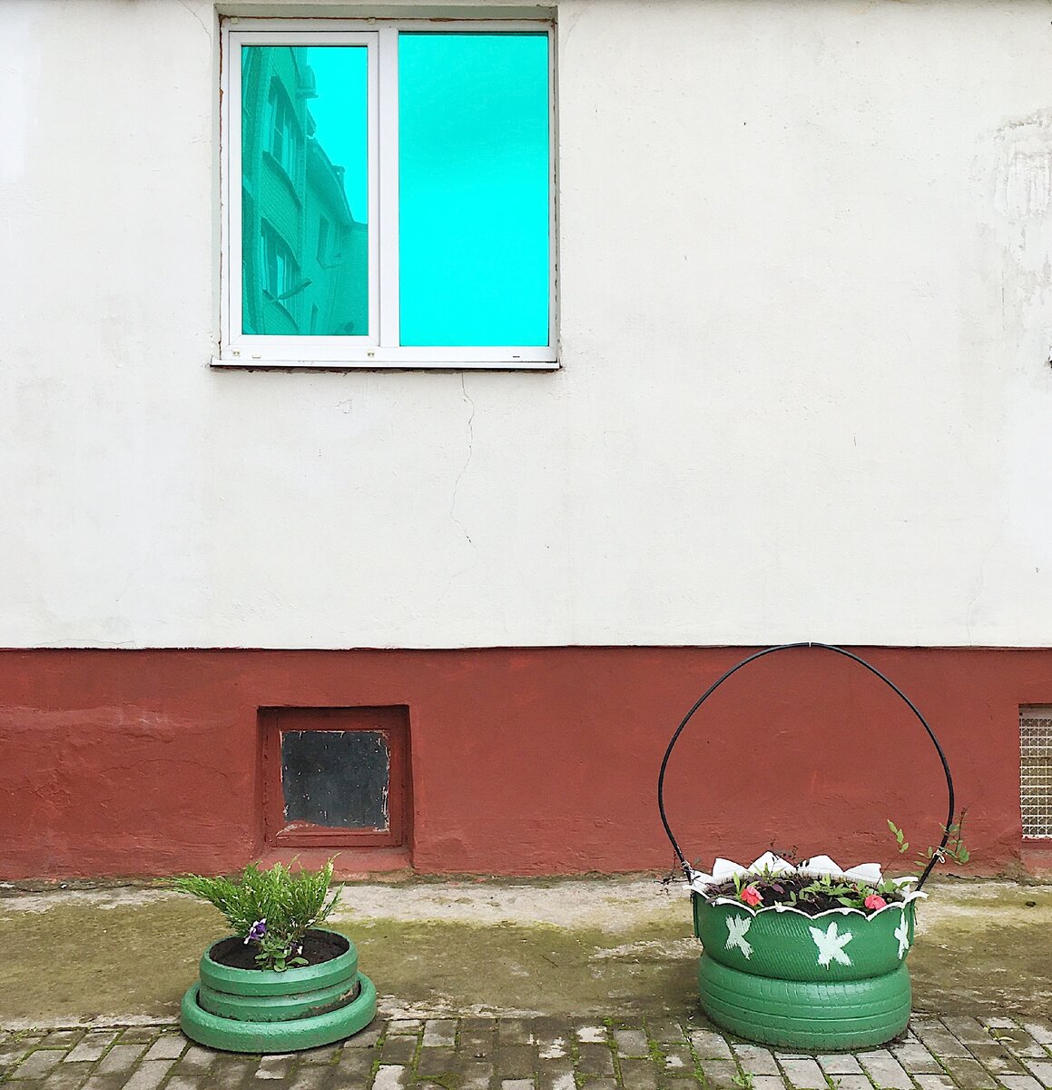 Источник изображения: личное фото автора. Использование шин - классика в народном творчестве...