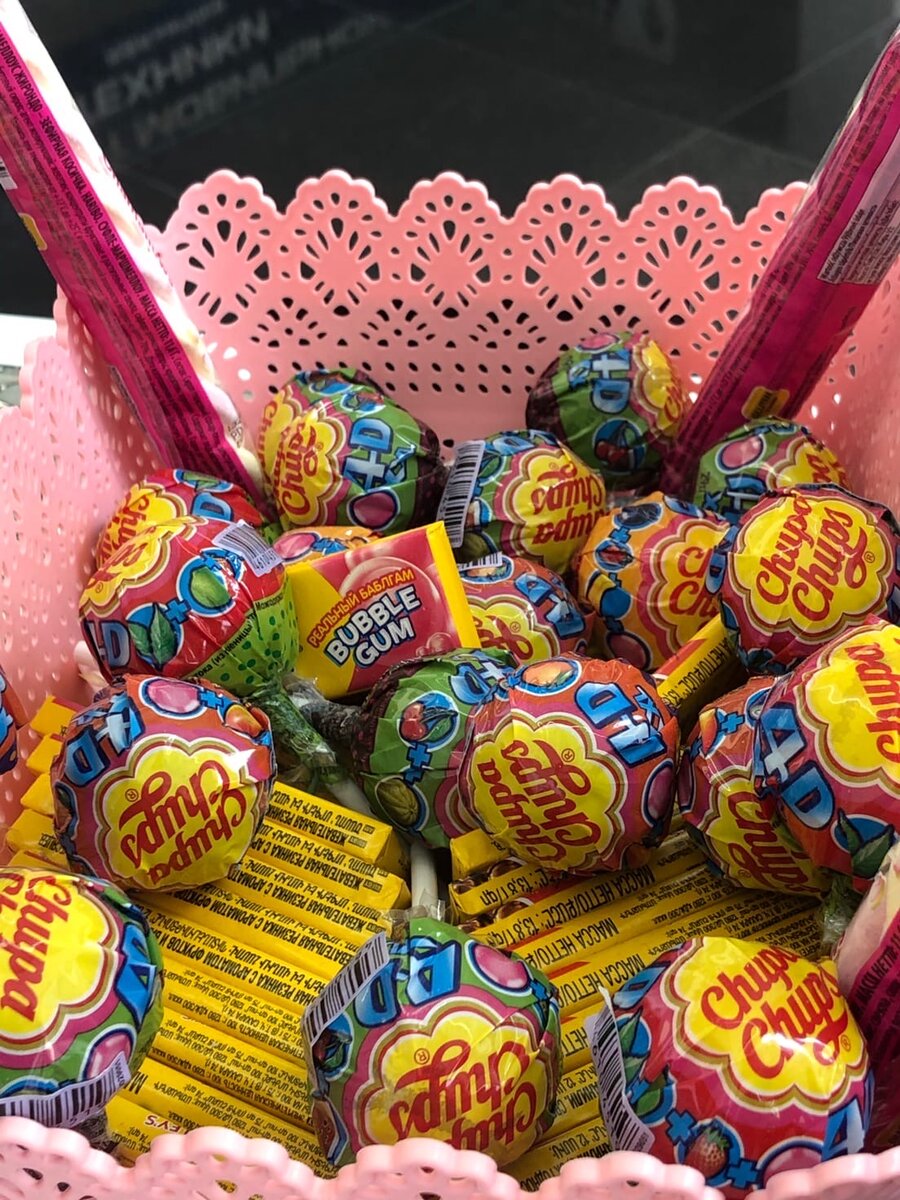 Куча сладостей в прикассовой зоне 