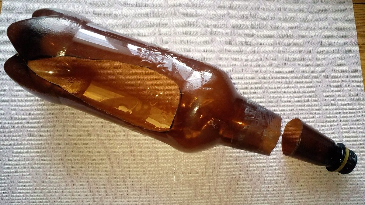 Отрезаем горлышко и вырезаем окошко. Фото автора 