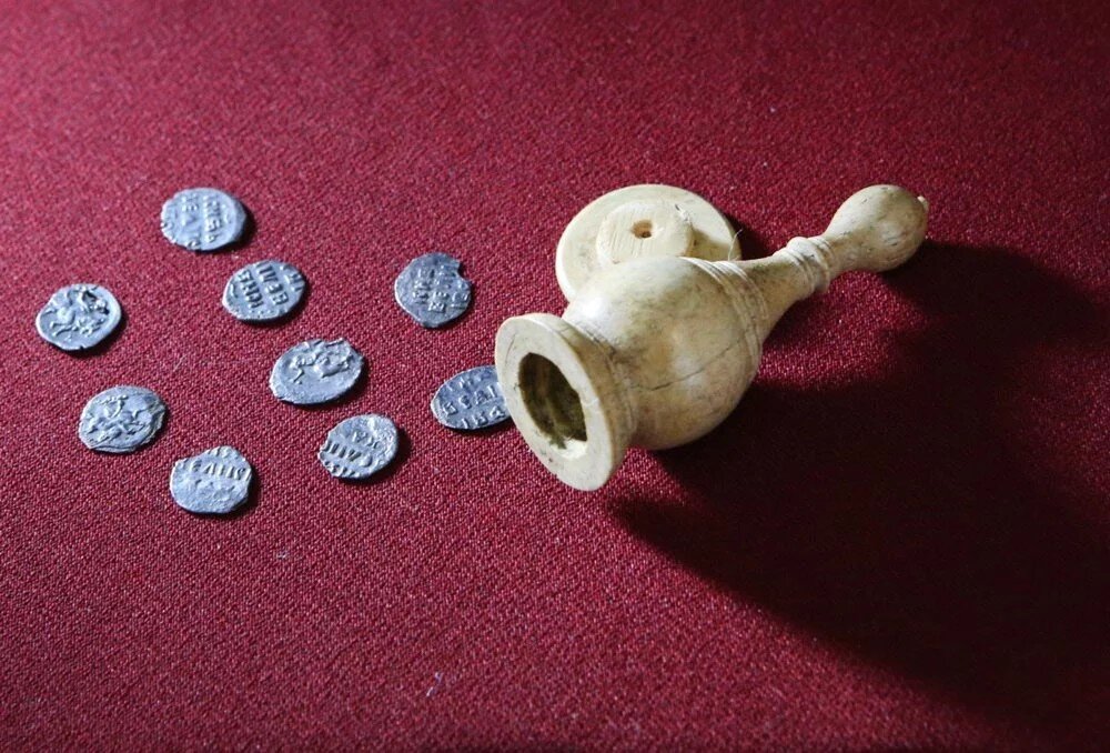Клад внутри шахматной фигуры, найденный археологами в 2017 году. Фото взято из открытых источников сети интернет.