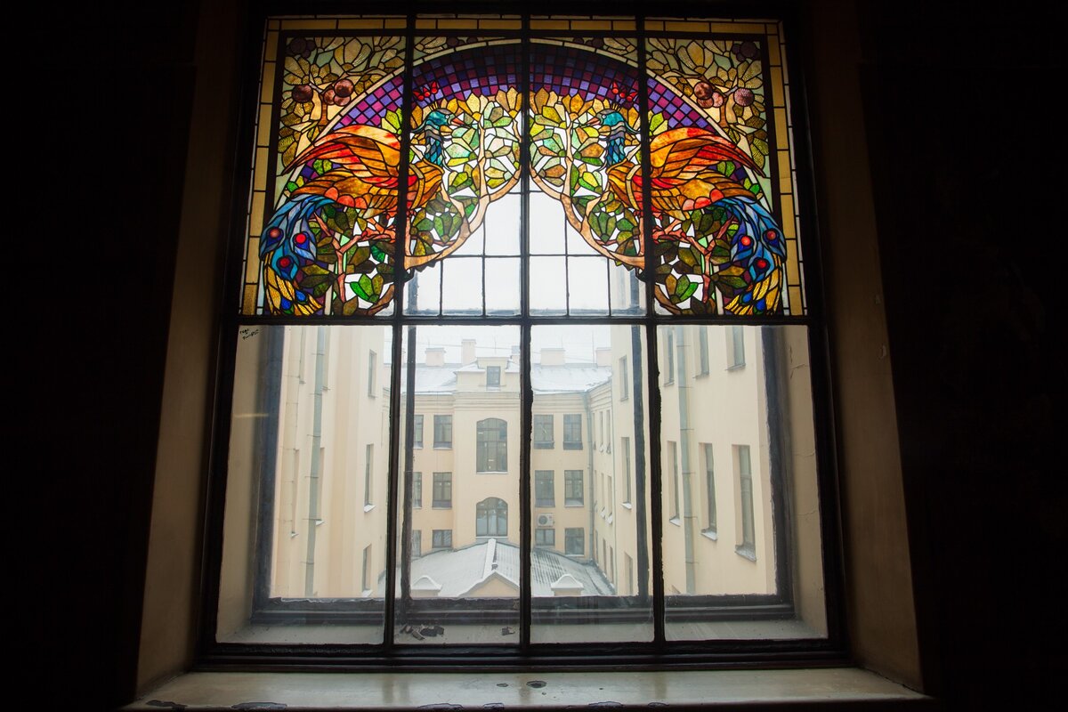 Источник: https://topdialog.ru/2017/02/10/gde-eto-peterburgskie-paradnye/