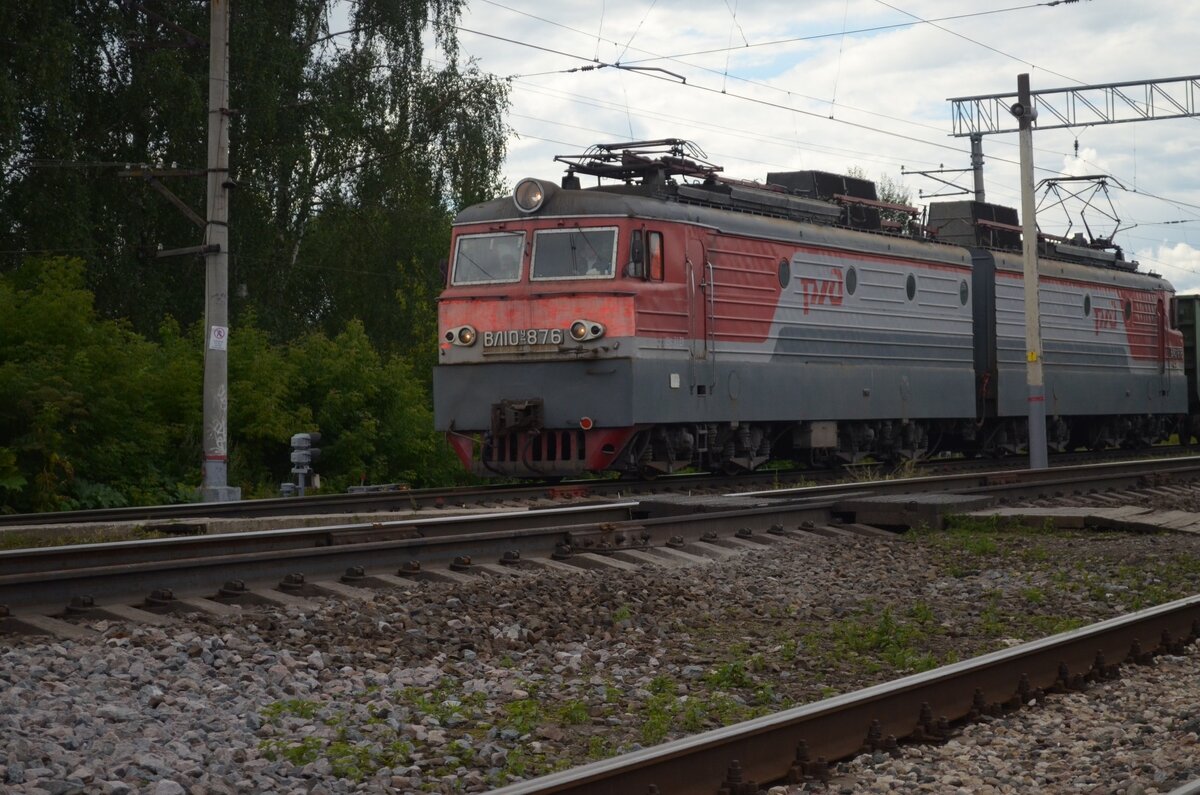 Внимание: по второму пути грузовой на Черусти!