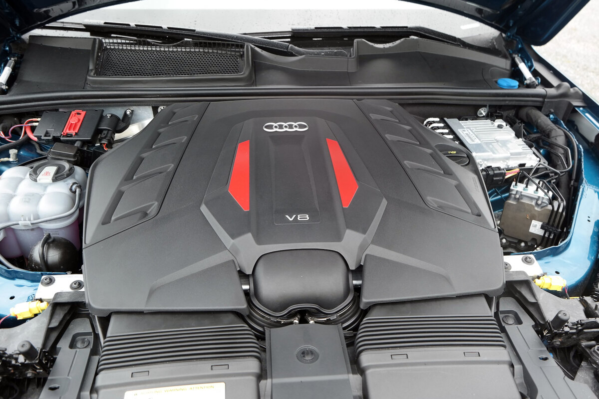 Двигатель V8 с двойным турбонаддувом в SQ7 и SQ8 развивает мощность 507 л.с. и максимальный крутящий момент в 770 Нм при рабочем объеме в четыре литра.