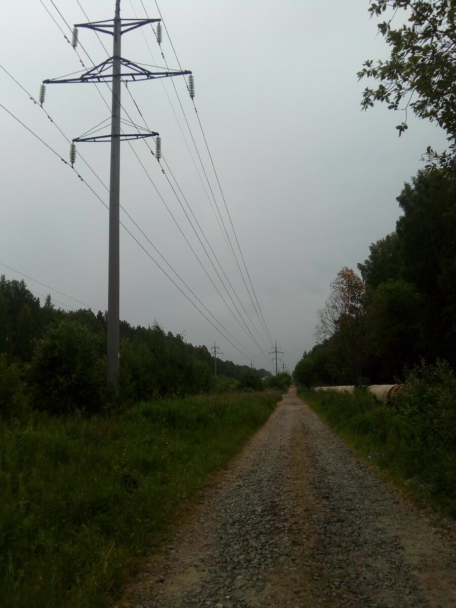 Погода выдалась пасмурная. Грунтовая дорога к садам у ТЭЦ