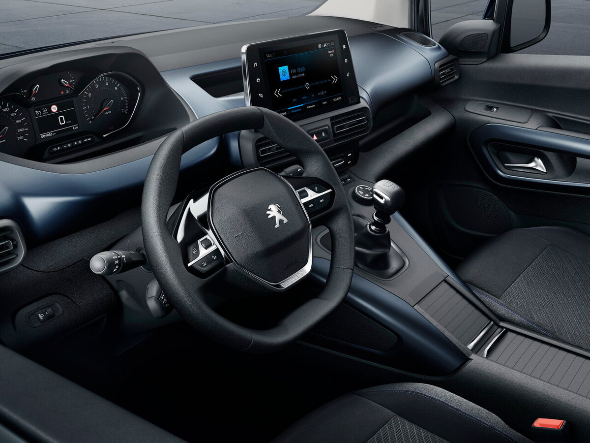 Это салон версии с механикой. Всё ещё думаете, что двухспицевый руль придумали в Шкоде? Листай вправо, там фотографии деталей >>>