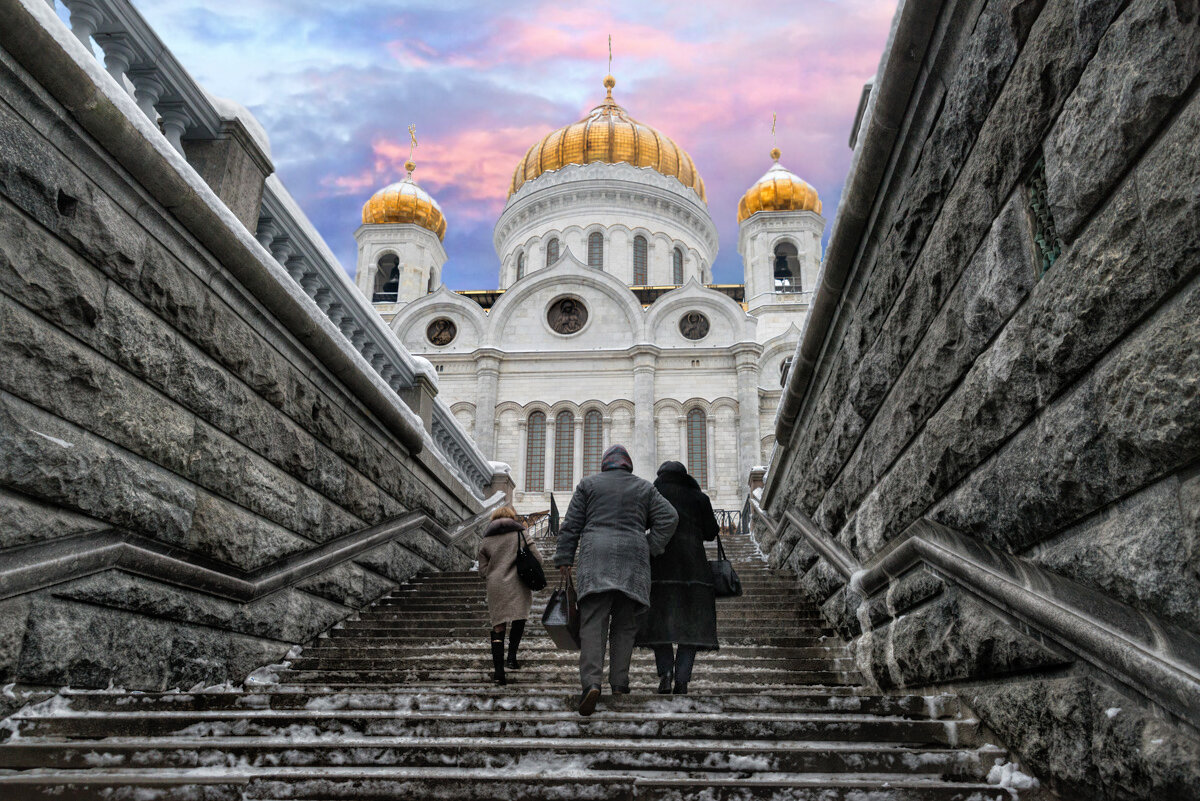 Ходить ли в церковь. По дороге к храму. Дорога к церкви. Человек перед храмом. Идем в храм.