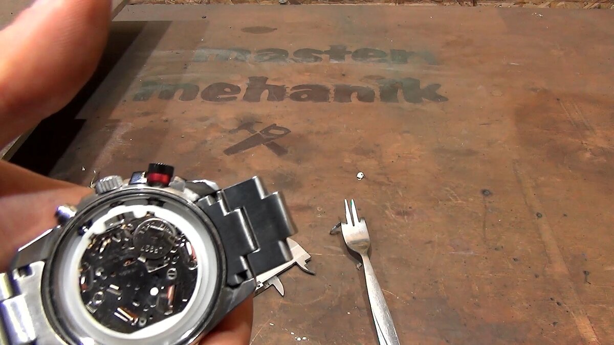 Как открутить крышку наручных часов How to Close a Snap Off Watch Case with a Watch Case Press YouTube