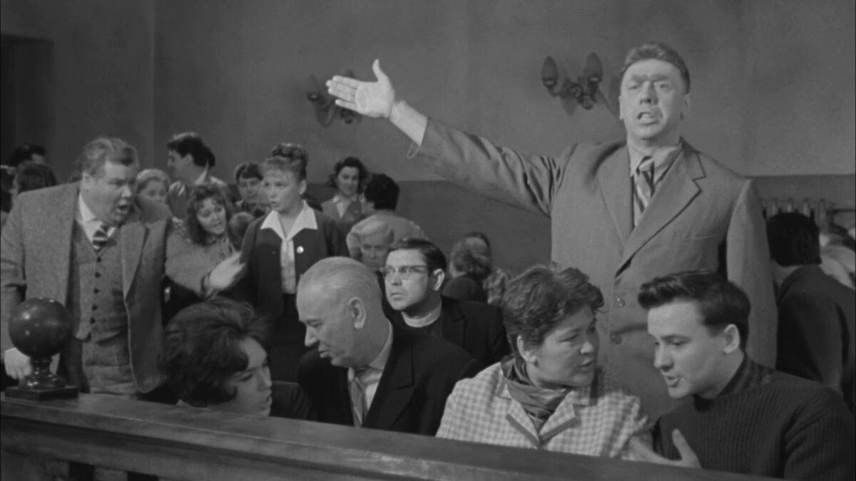 И все-таки при всей поддержке со стороны трудящихся и даже милиции Юрий Деточкин сел по всей строгости закона