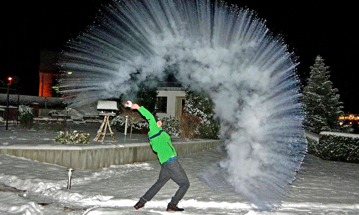 Кипяток замерзает на морозе. Кипяток на морозе. Вода на морозе выплеснуть сколько градусов. Пар от снега. Горячая вода на морозе.