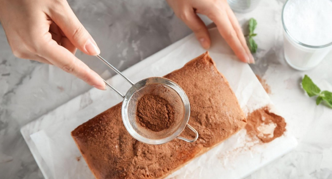 Из заварного крема можно приготовить вкусную йогуртовую булочку с заварной начинкой.