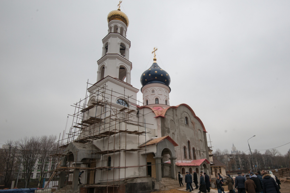 Почему церковь святая. Церковь Смоленской Божьей матери Москва Фили Давыдково. Храм Смоленской иконы в Фили Давыдково. Храм МЧС Фили Давыдково. Церковь Смоленской Божьей матери Москва Давыдковская.