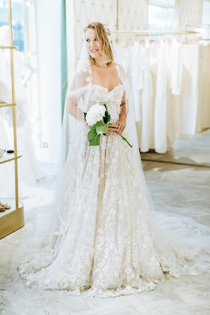 Ксения Собчак за примеркой платья от Эдем с кейпом.  Фото Яндекс картинки.