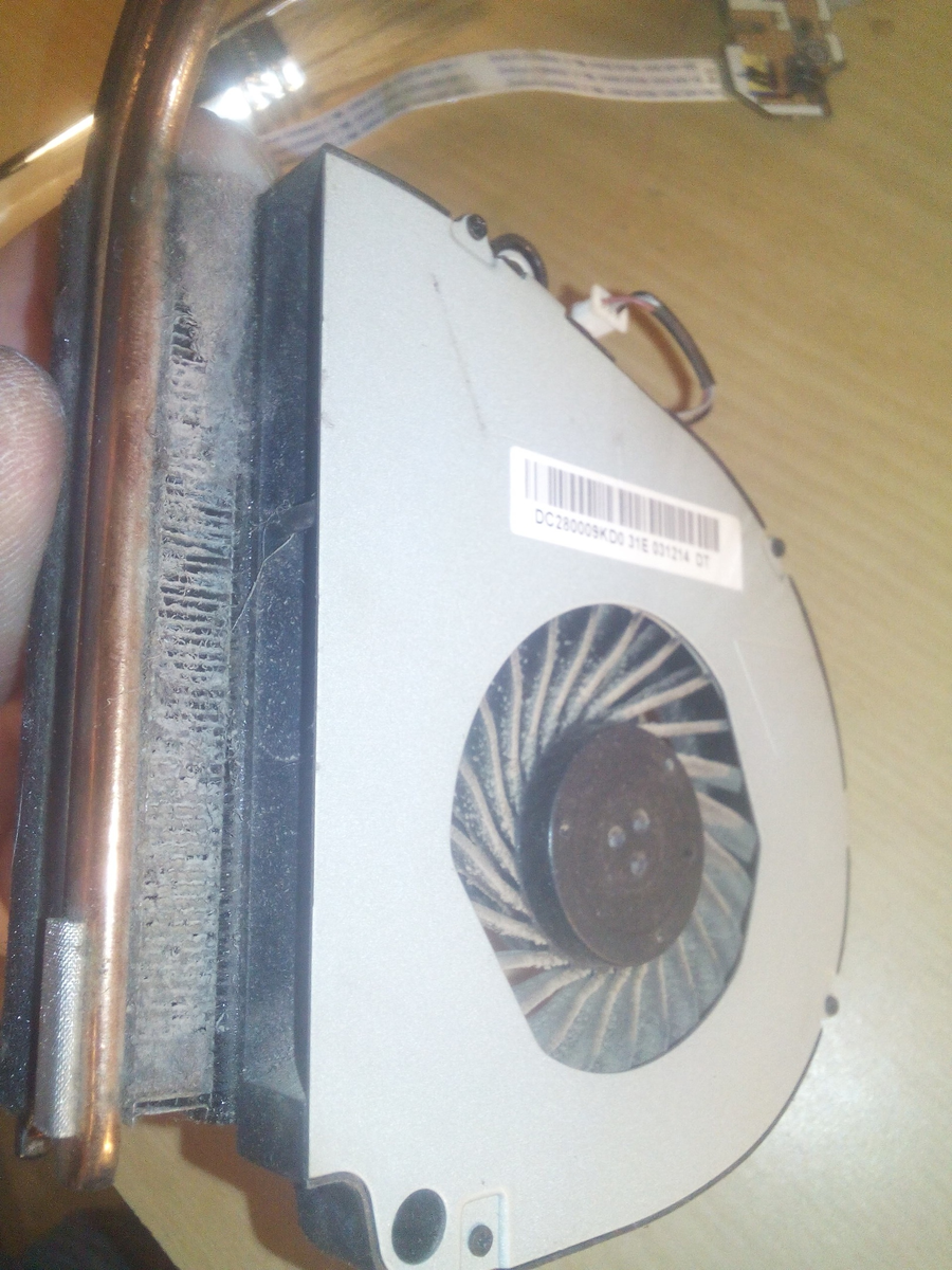 Сильно забитый пылью радиатор охлаждения.