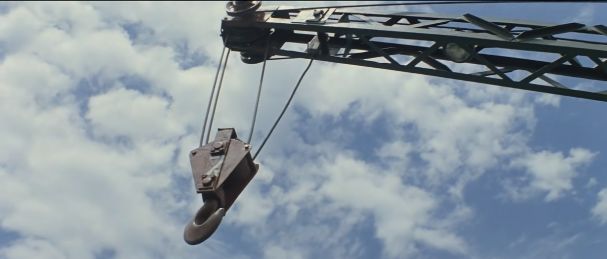 Кран нападает (кадр из фильма)