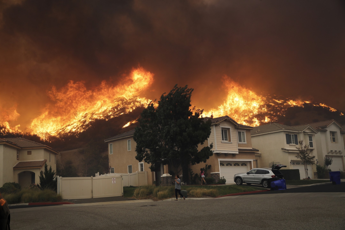 Пожар в дикси. Санта Кларита Лос Анджелес. Город Санта Кларита Калифорния США. Лесные пожары в Калифорнии 2018. Калифорния ,Монтесито пожар.