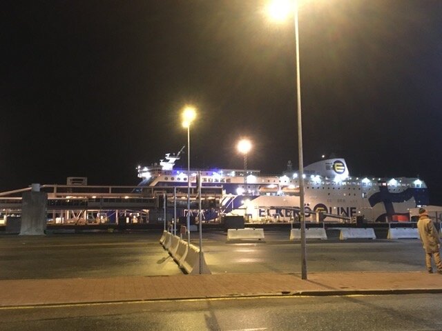 Уже стоит большой паром), но не наш...ек-ин туда