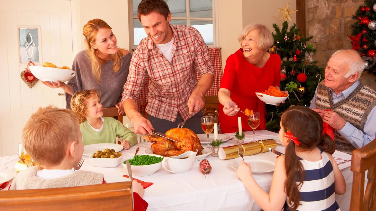 Russian family traditions. Семейные праздники. Семья за новогодним столом. Дружная семья за столом. В кругу семьи.