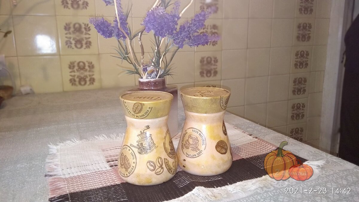 В одной баночке - мой заварной кофе, во второй - цикорий для мужа. (Листайте➡)