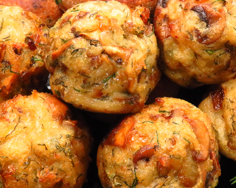 Примерное количество: картофель небольшие 6-7 шт., 1 большая луковица или 2 маленькие, шампиньоны - 300 г и более, мука - 4 ст. ложки, зелень и специи по вкусу. 