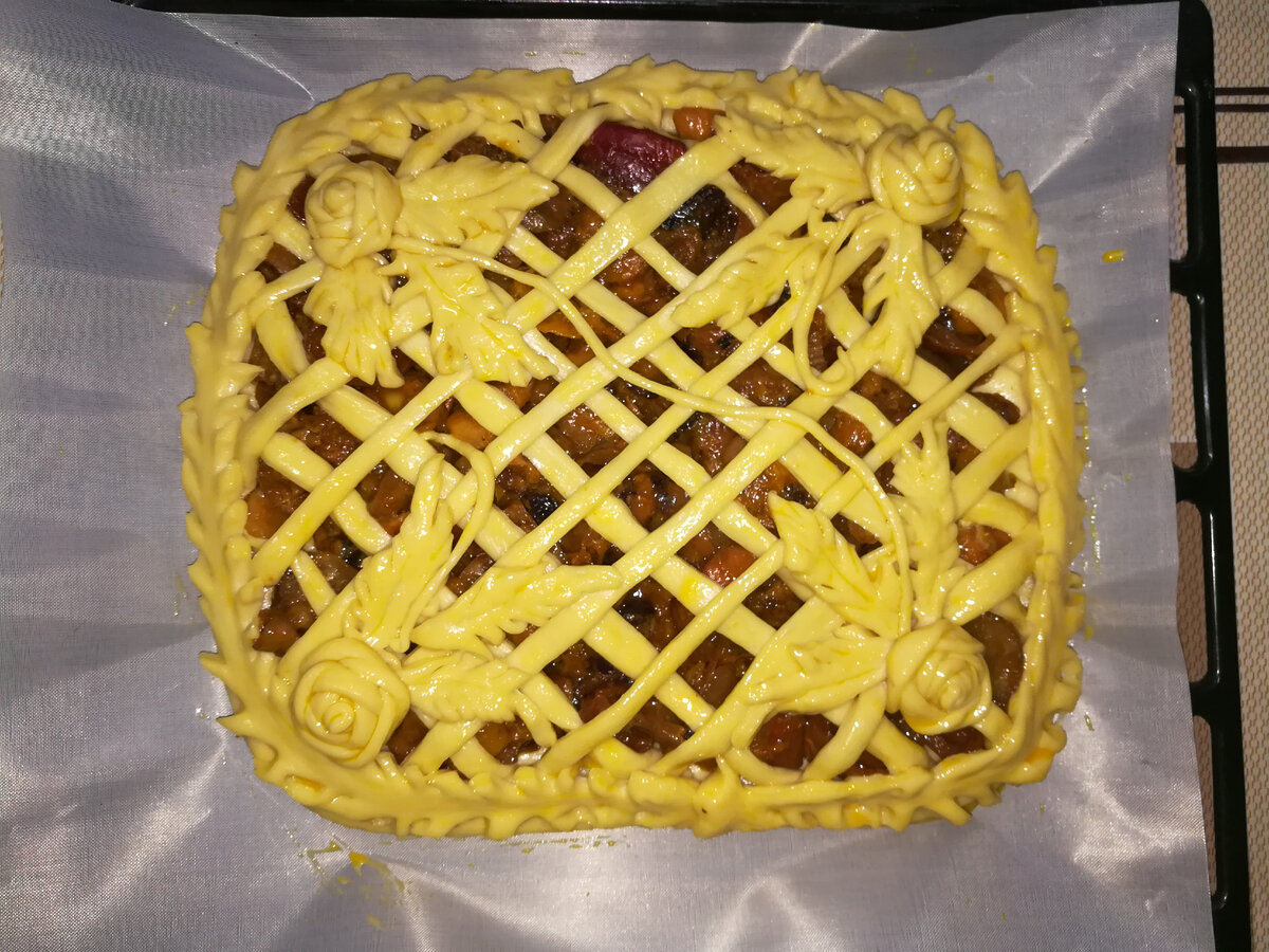 Пирог с начинкой из сухофруктов до выпечки