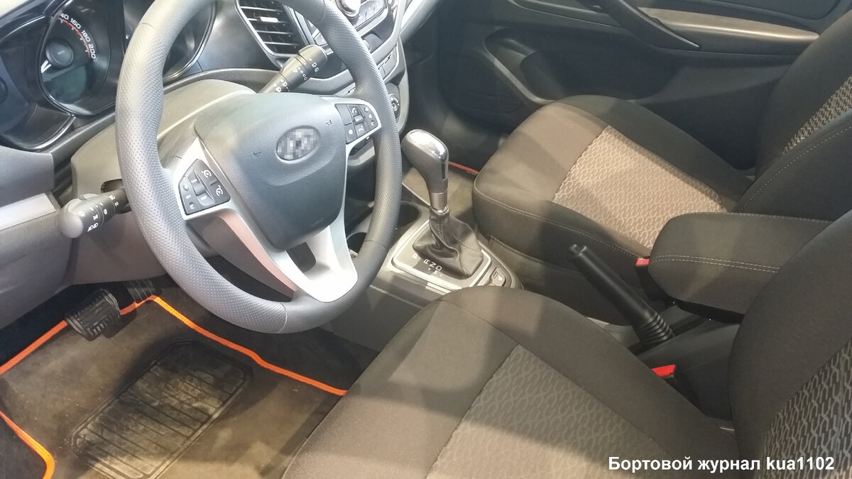 Вид на рулевую колонку автомобиля. Автор фотографии kua1102