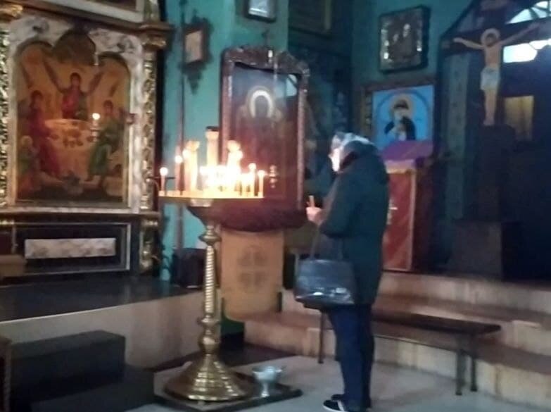 Молитву истинно верующий человек творит, стоя на ногах, преодолевая желание присесть и усталость 