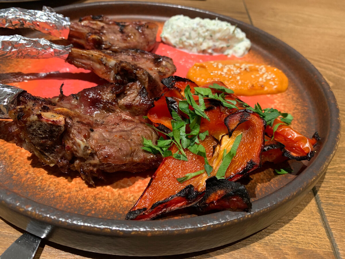 Баранина на углях с печёными перцами и дзадзики