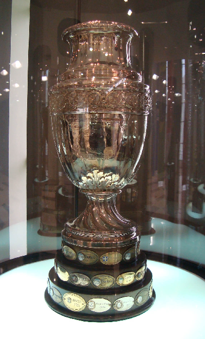 Текущий трофей Copa América в музее КОНМЕБОЛ. Источник: commons.wikimedia.org