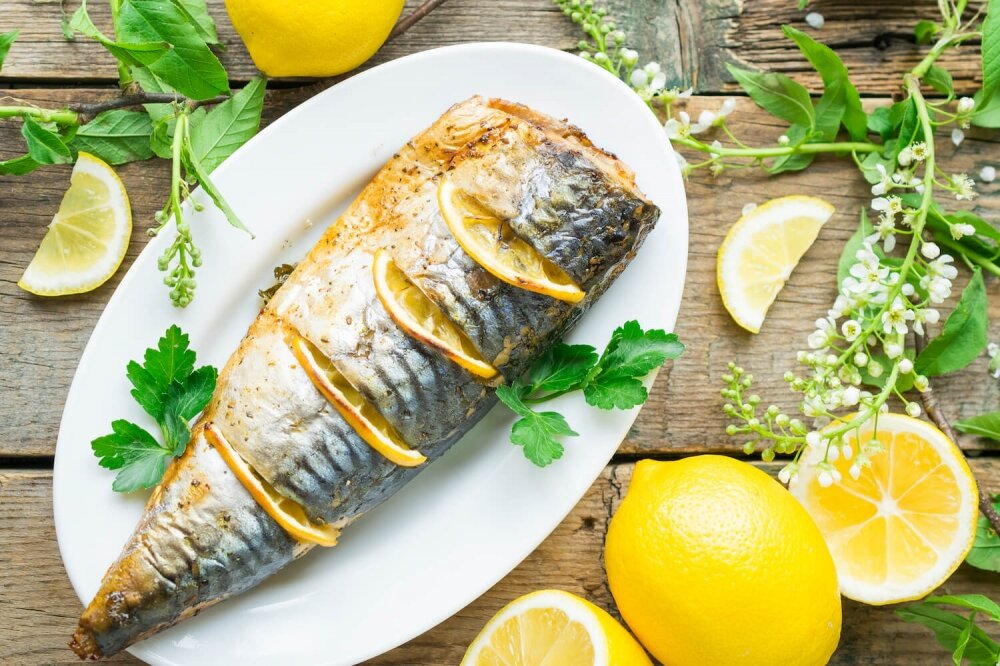 Скумбрия занимает 1-ое место в списке продуктов богатых омега-3.                                          100 г скумбрии содержат 200% рекомендованной суточной нормы витамина В12 и 100% селена 3. Содержание омега-3 в скумбрии: 5134 мг в 100 г. 