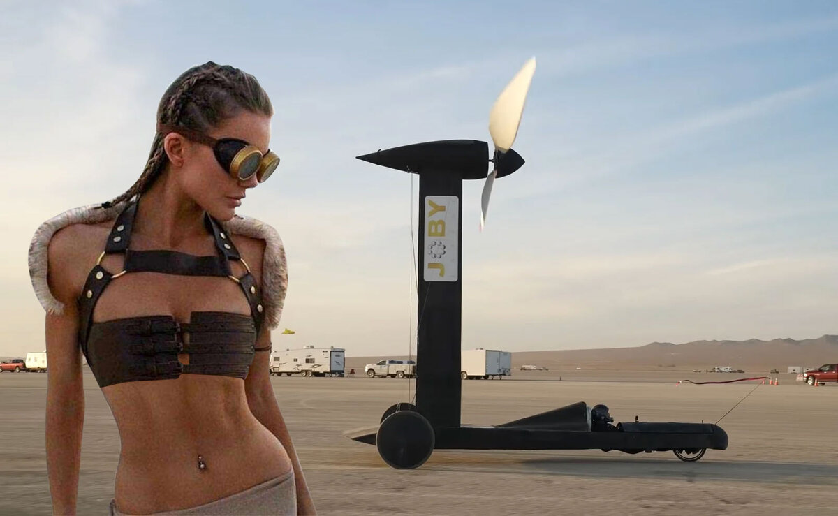 Бег девушки. Ветряной автомобиль. Двигаться вперед. Машина с парусом. Бежать быстрее ветра.