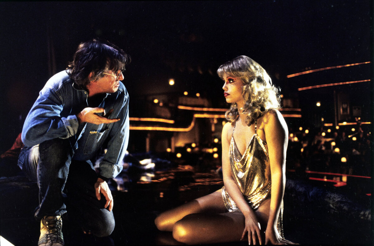 на фото Пол Верховен просит Элизабет Беркли играть хуже. 