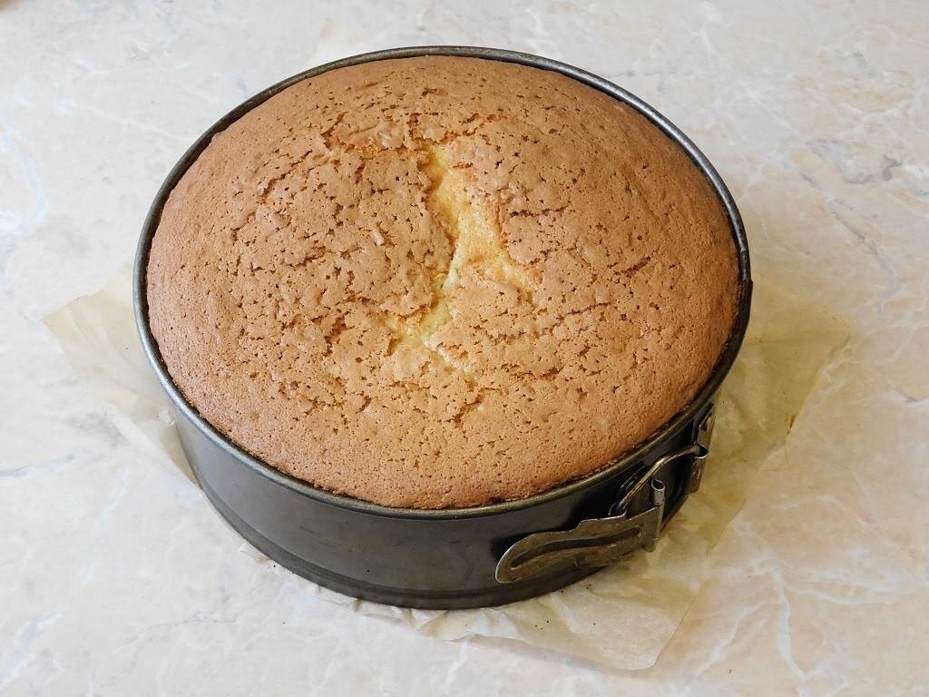 Лучше добавить больше фисташек, либо же купить фисташковую муку. У меня бюджетный вариант с небольшим количеством фисташек.