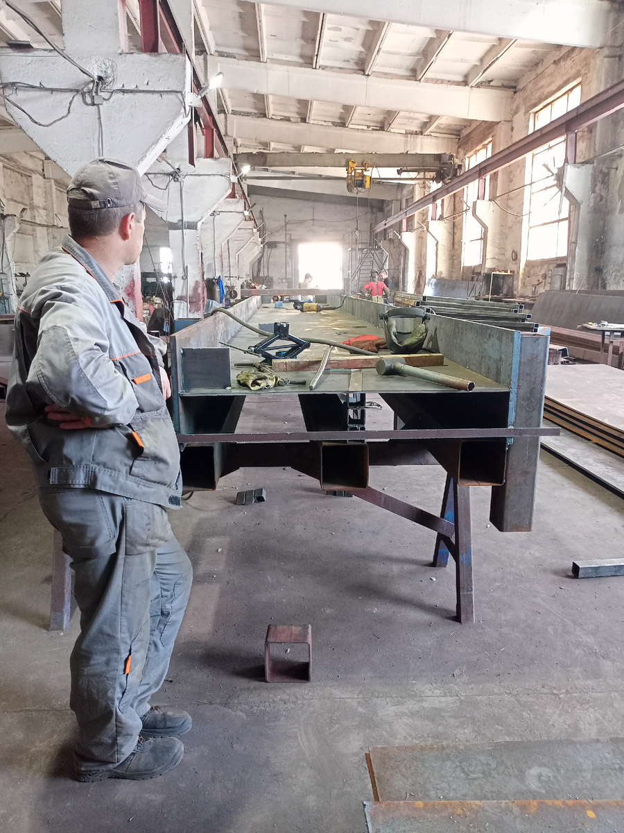 Цех приспособленный под производство металлоконструкций.