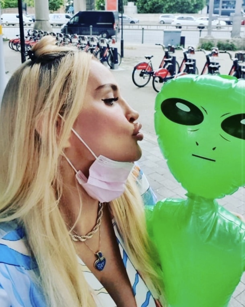 Эбби Бела позирует в своём Instagram с игрушечным инопланетянином.