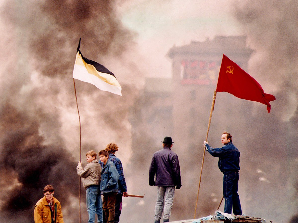 Два знамени. Революция в Москве 1993. Октябрь 1993 Имперский флаг. Ельцин на Баррикадах 1993. Путч 1993 флаги.