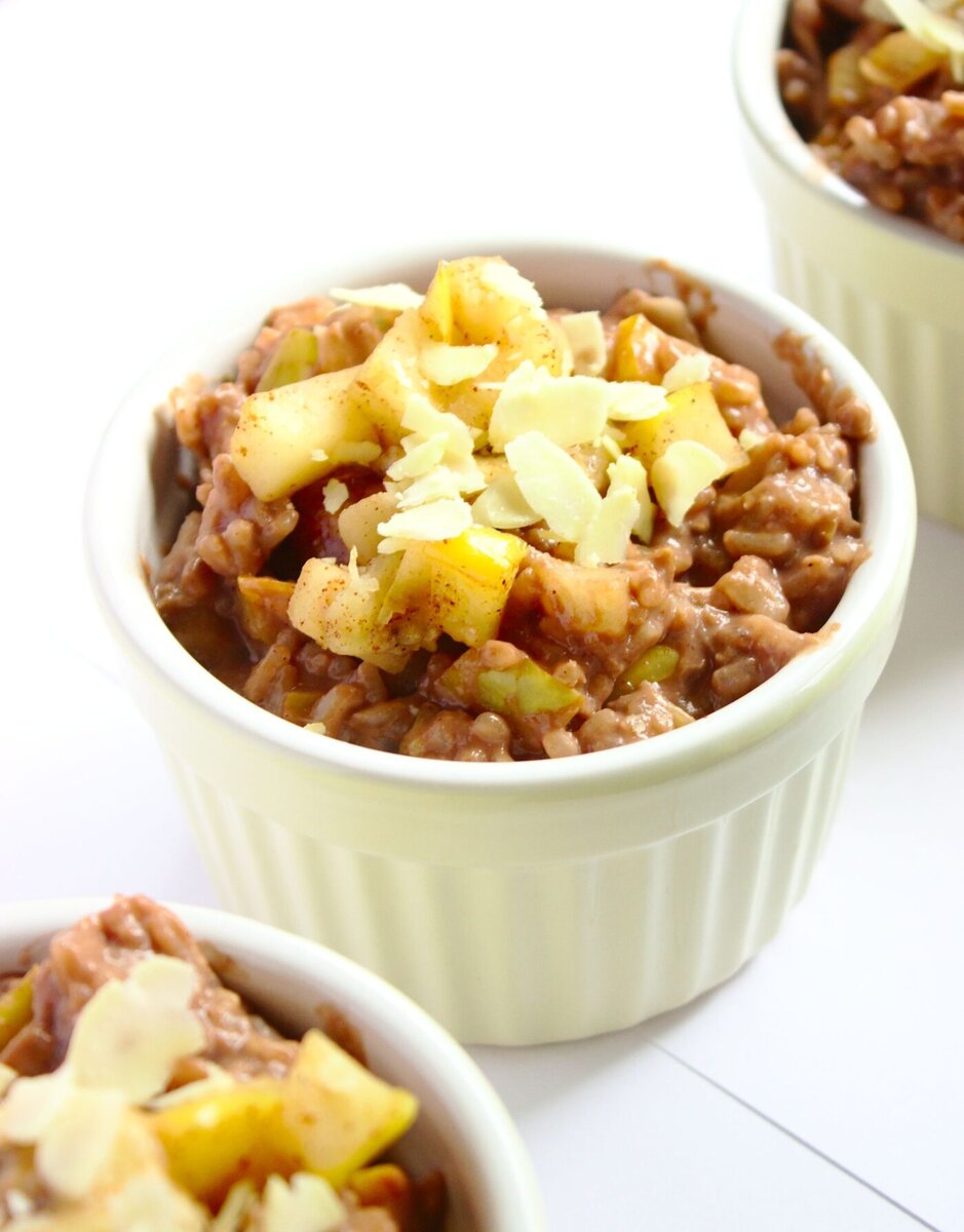 Я придерживаюсь принципа, что завтрак должен быть полноценным, а рисовый пудинг с яблоками, какао, орехами и протеиновыми добавками - это на самом деле идеально составленная еда. Он содержит углеводы, жиры и белок. Наш белок поступает из различных источников в эту еду, поэтому протеиновые добавки не обязательны. Белок есть и в натуральном йогурте, и в орехах, и в молоке, а если хотите, добавьте толченый творог, и все выровняется. Если вы пропускаете протеиновую добавку, вам, вероятно, понадобится дополнительный банан или даже немного подсластителя - добавка восполняет протеин, но также придает вам много сладости. Рисовый пудинг с фруктами и протеиновыми добавками - одно из моих любимых блюд перед тренировкой. Вы можете комбинировать виды риса по желанию, это может быть простой, параболический, жасминовый, коричневый и многие другие - выберите тот, который вам больше всего подходит и подходит к ситуации.
Сразу после овсянки, пожалуй, самый простой и лучший сладкий рецепт питательной еды за считанные минуты. На самом деле, если у вас уже есть приготовленный рис (потому что я часто готовлю рис вечером, чтобы сократить время приготовления по утрам), делать нечего. Вам нужно обжарить яблоки и бананы с корицей, разогреть рис в небольшом количестве молока и смешать его с какао, питательными веществами, орехами и фруктами - вот и все. Таким образом, из 35 минут вы получаете 15 минут, и это уже выглядит действительно привлекательно, не так ли?