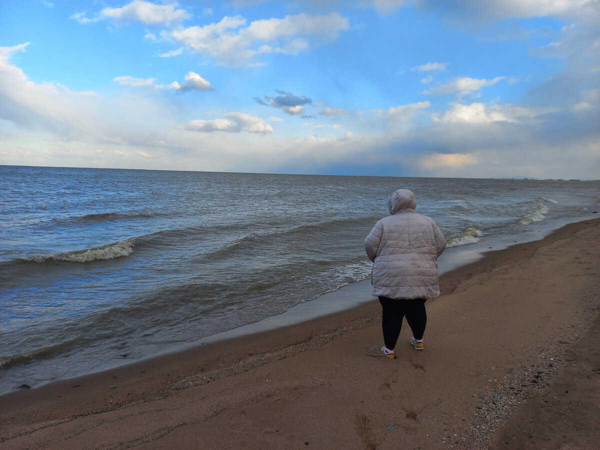 Гуляю по берегу. Ветер, волны, песок и так хорошо. Люблю гулять. Стараюсь избегать людных мест, поэтому предпочитаю уединение. 