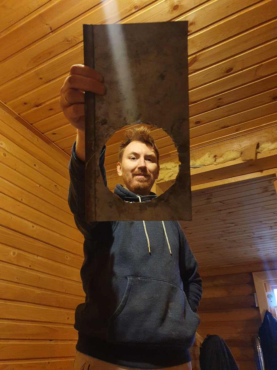 А вот это моё творение на замену стекла. На участке остался лист металла (видимо старый оконный отлив или что-то типа того)вырезал из него два прямоугольника по размеру вынутых стёкол. примерил , где должен проходить дымоход и болгаркой вырезал в них вот такое круглое отверстие. Вышло не особо ровно, но вполне приемлимо