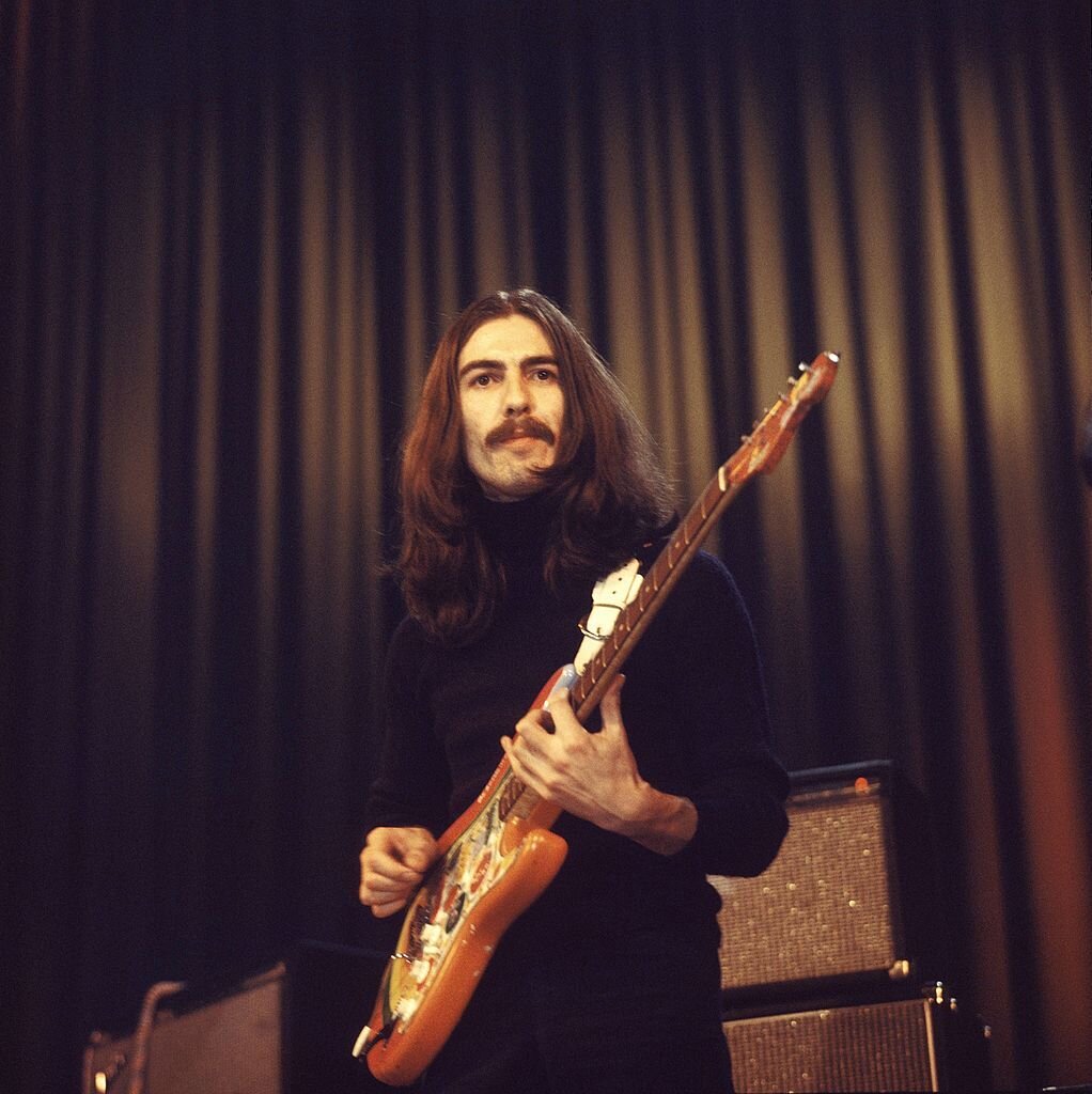 Джордж на сцене во время концерта Delaney & Bonnie